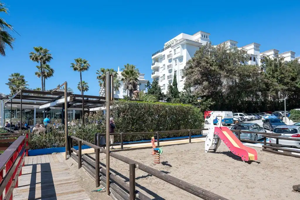 Terraced house with pool for sale in Calle Adarves de Calypso, imagen 14