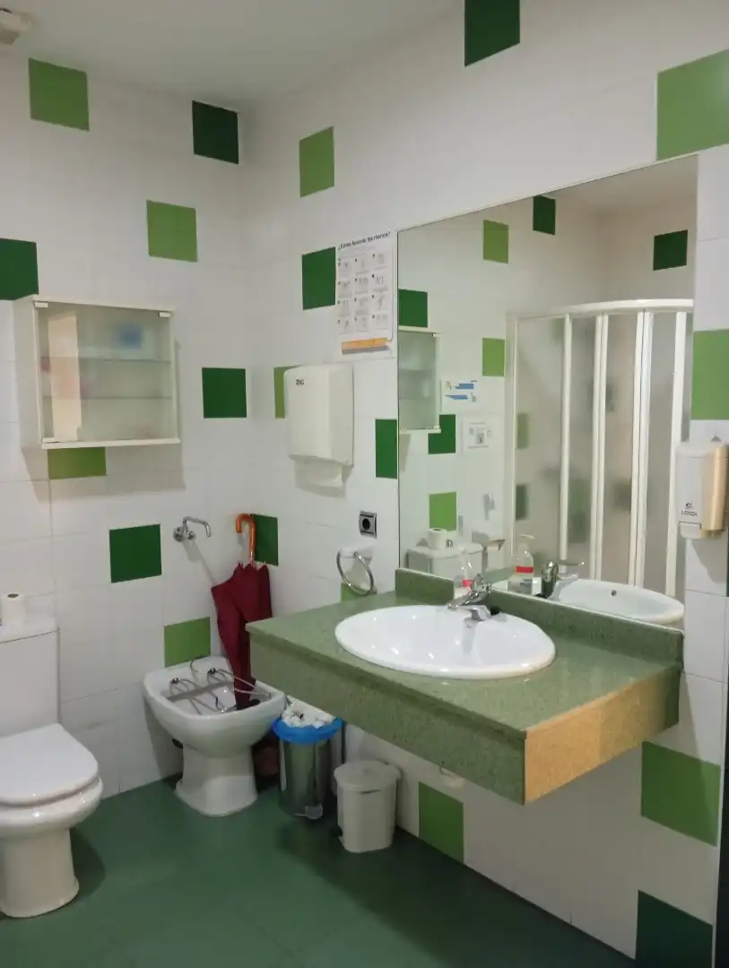 Badezimmer von Geschaftsraum zum Verkauf in Badajoz mit Klimaanlage, Heizung und Parkett