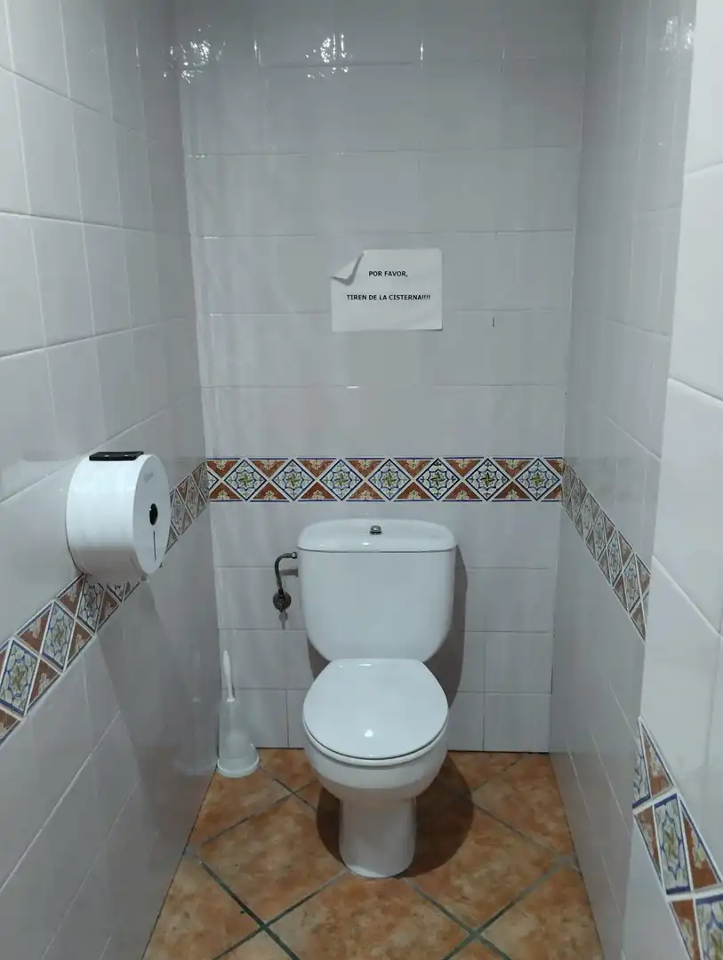Bany de Local en venda en Córdoba amb Aire condicionat