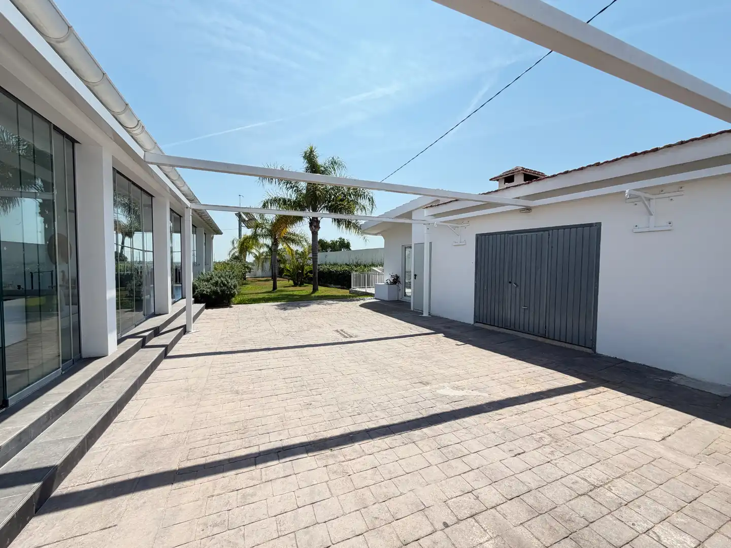Vista exterior de Casa o xalet en venda en Carlet amb Aire condicionat, Calefacció i Jardí privat
