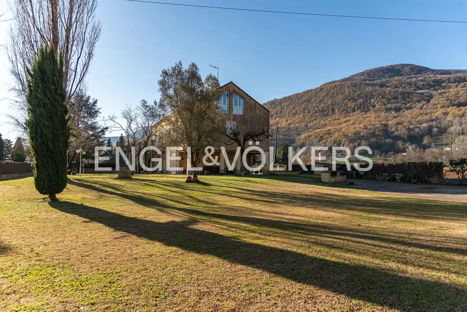 Vista exterior de Casa o xalet en venda en La Vall d'en Bas amb Aire condicionat, Calefacció i Jardí privat