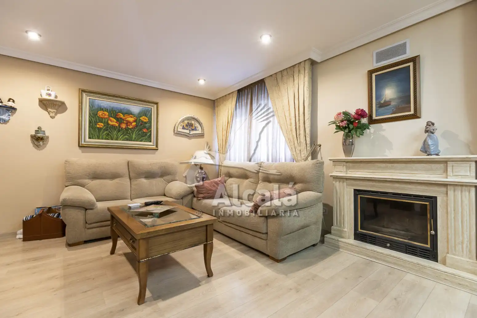 Living room of Houses for sale in Alcalá de Henares  with Air Conditioner, Heating and Parquet flooring