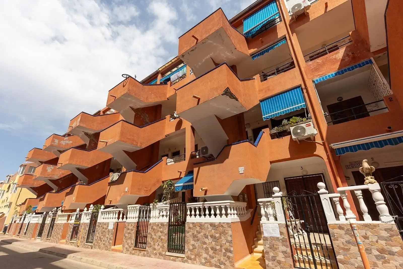 Außenansicht von Dachboden zum Verkauf in Torrevieja mit Terrasse