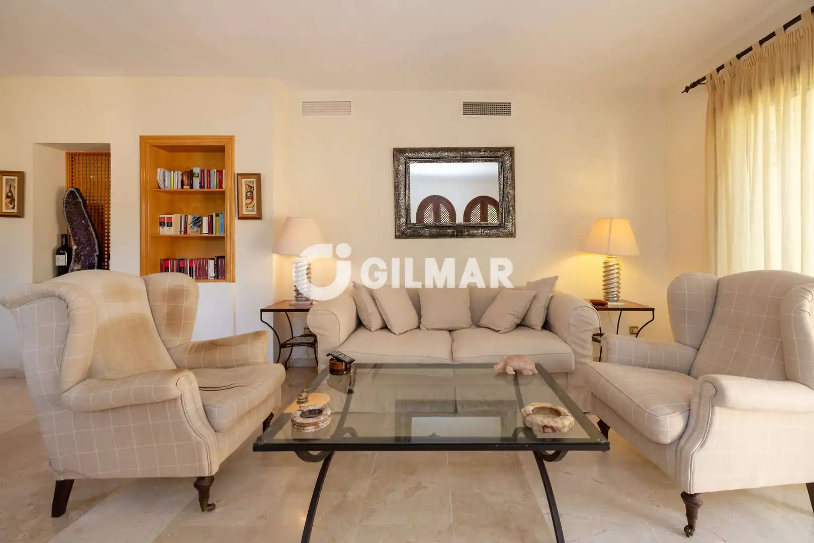 Sala d'estar de Dúplex en venda en Estepona amb Calefacció, Jardí privat i Traster
