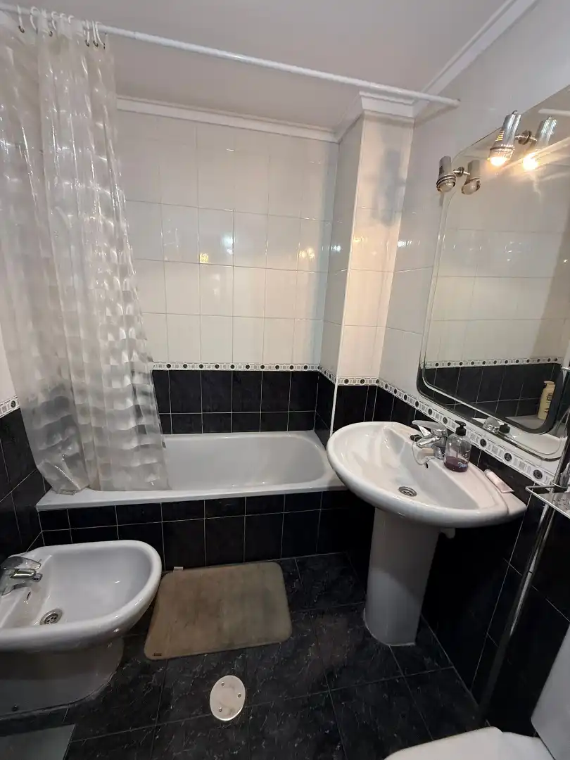 Badezimmer von Wohnung zum Verkauf in Oviedo  mit Heizung, Terrasse und Abstellraum