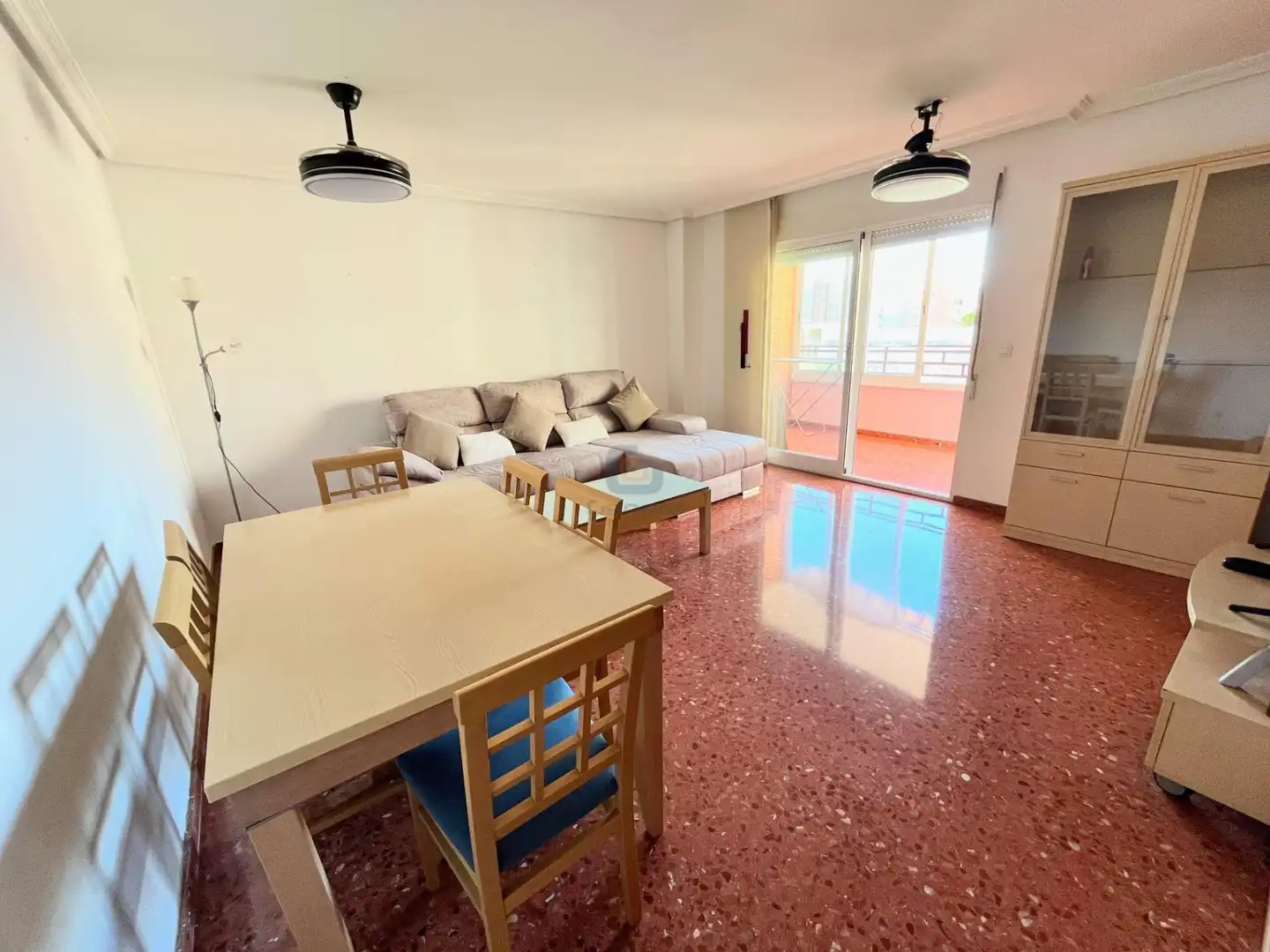 Sala de estar de Piso en venta en Alicante / Alacant con Jardín privado, Terraza y Piscina comunitaria