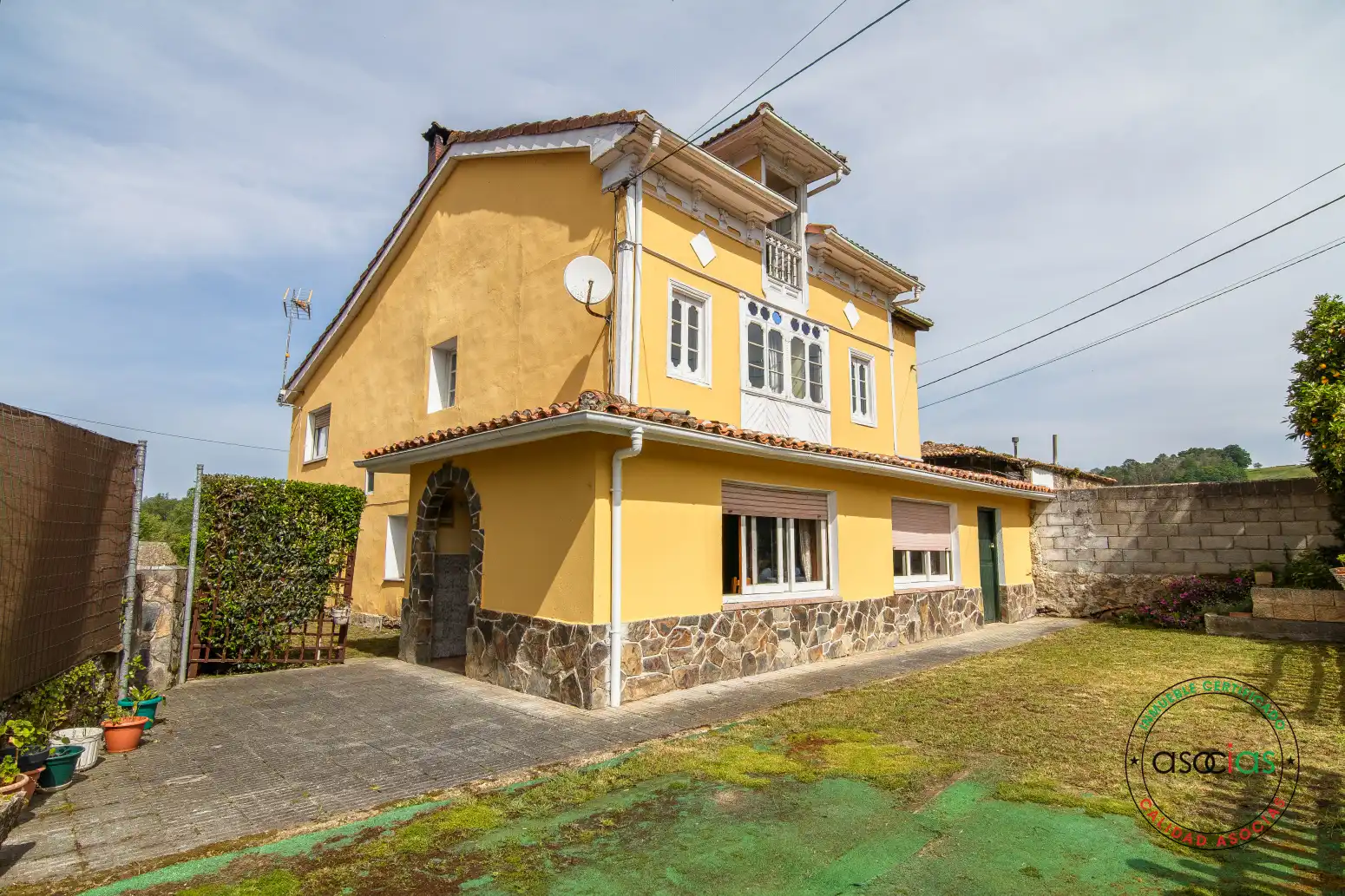 Vista exterior de Casa o chalet en venta en Las Regueras   con Calefacción y Jardín privado