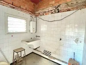 Badezimmer von Erdgeschoss zum Verkauf in Badalona mit Privatgarten und Abstellraum