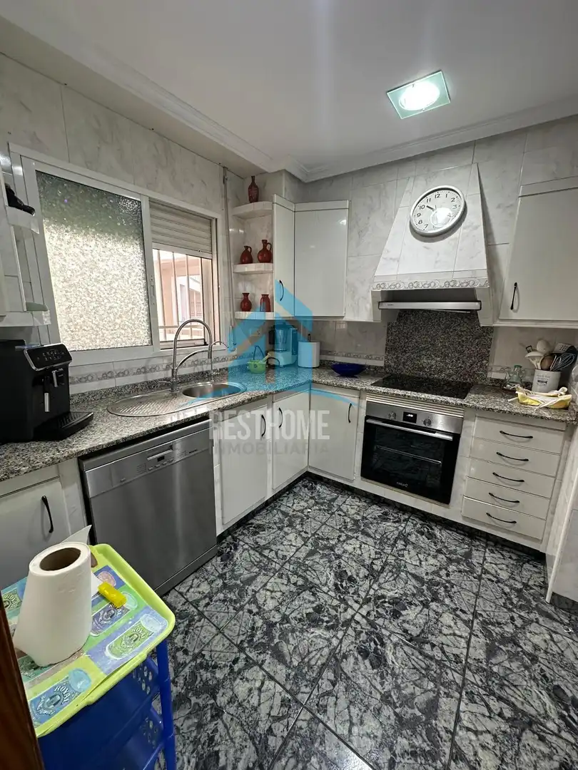 Küche von Wohnung zum Verkauf in Cullera mit Klimaanlage, Privatgarten und Terrasse