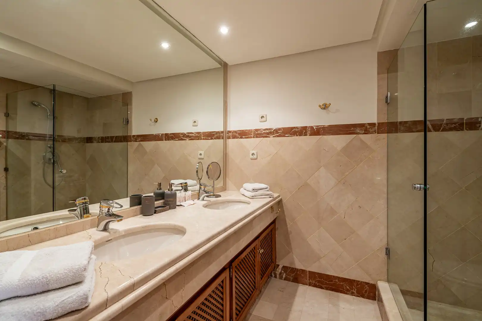 Baño de Planta baja de alquiler en Estepona con Aire acondicionado, Terraza y Piscina