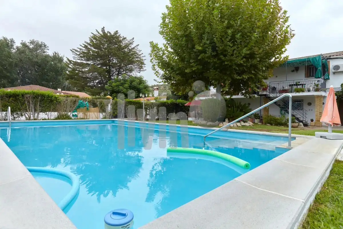 Piscina de Casa o xalet en venda en Jaén amb Traster