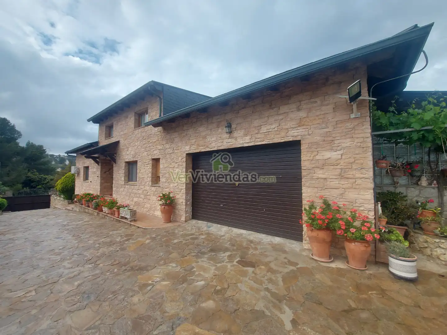 Vista exterior de Casa o xalet en venda en Vallirana amb Aire condicionat, Calefacció i Jardí privat
