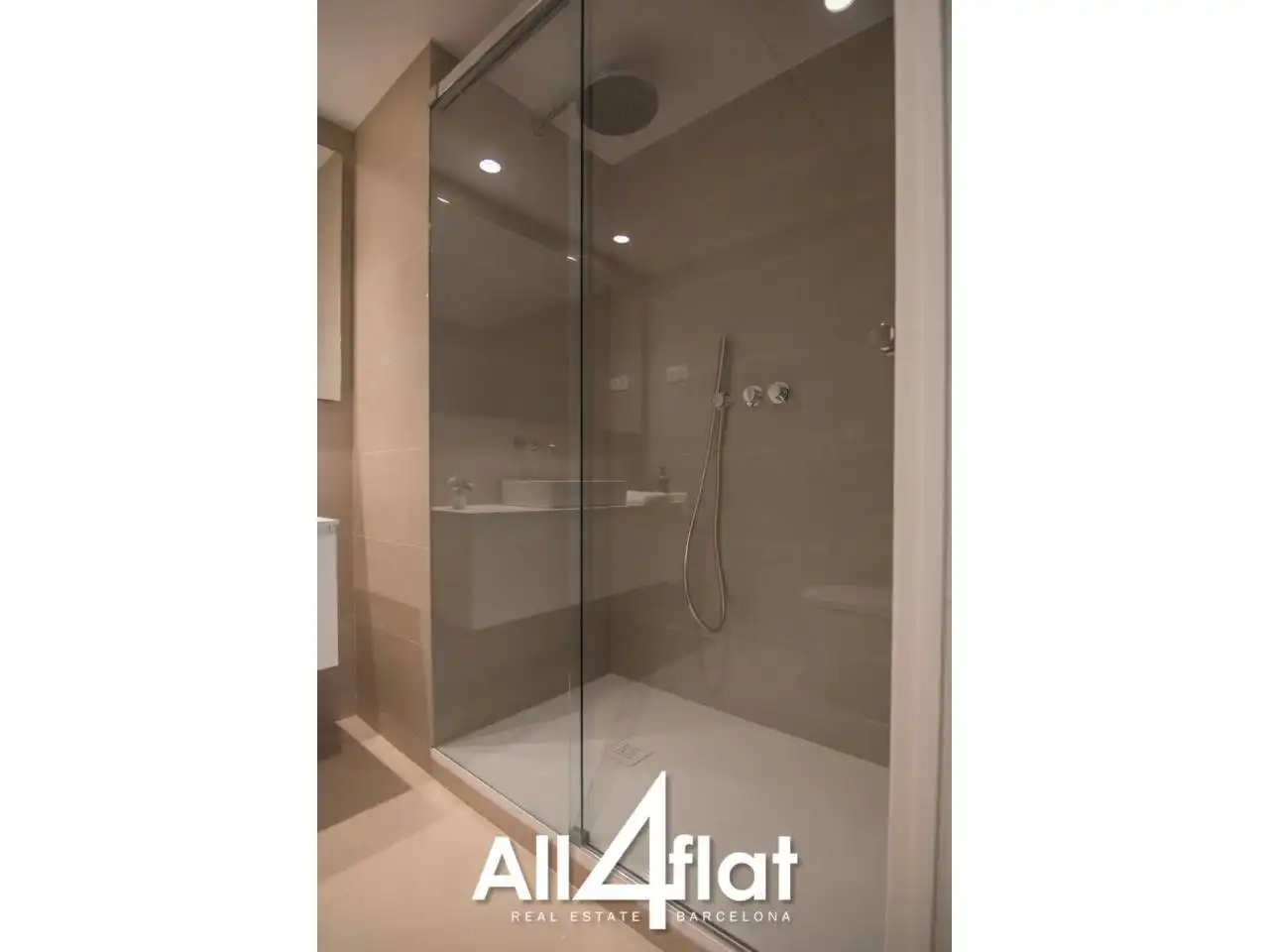 Bathroom of Flat for rent in Barcelona  with Air Conditioner, Heating and Furnished