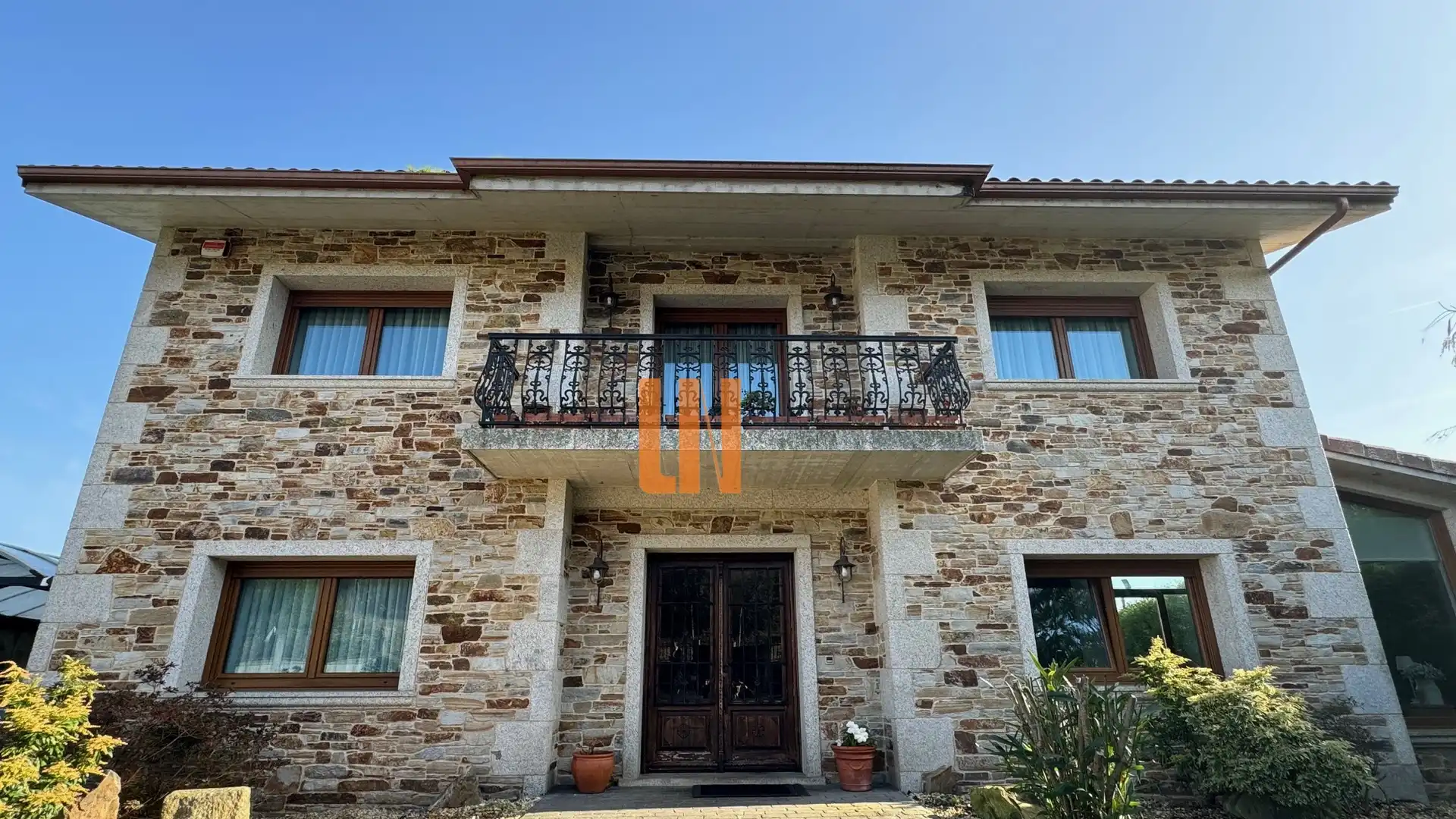 Vista exterior de Casa o xalet en venda en Carballo amb Calefacció, Jardí privat i Terrassa