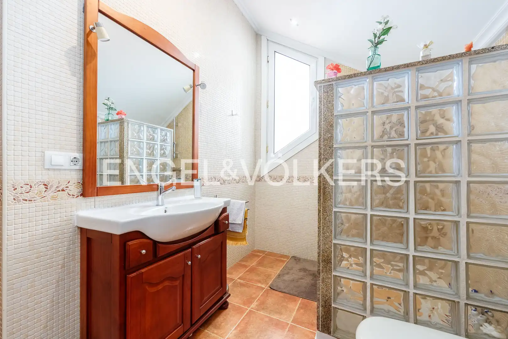 Bany de Casa o xalet en venda en Oia amb Calefacció, Jardí privat i Parquet
