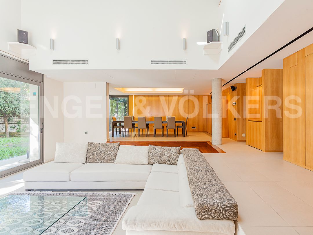 Sala d'estar de Casa o xalet en venda en Sant Cugat del Vallès amb Aire condicionat, Calefacció i Jardí privat
