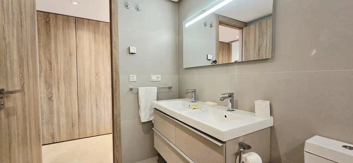 Bathroom of Flat for sale in Benahavís  with Air Conditioner, Terrace and Storage room
