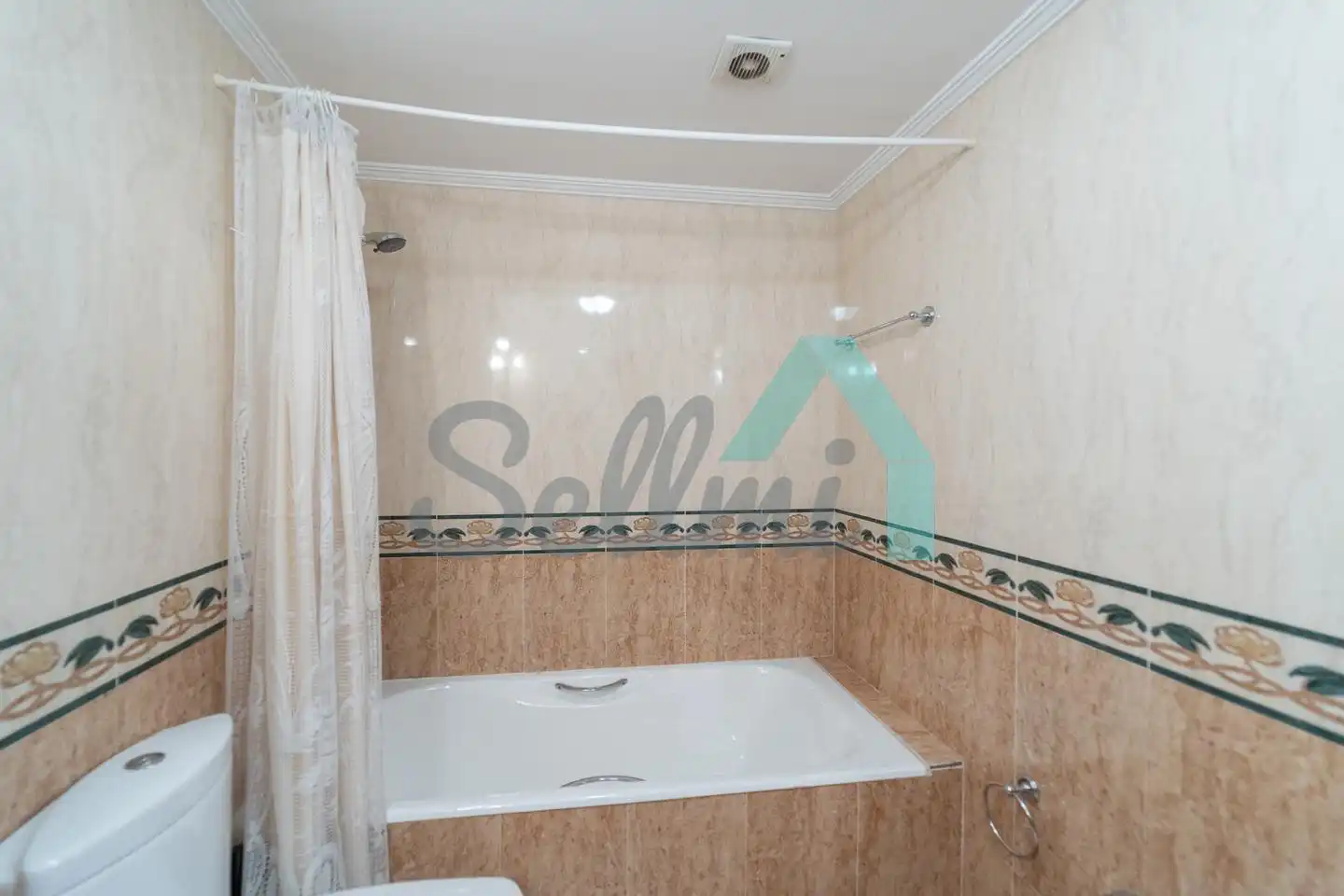 Badezimmer von Wohnung zur Miete in Oviedo  mit Heizung, Parkett und Möbliert