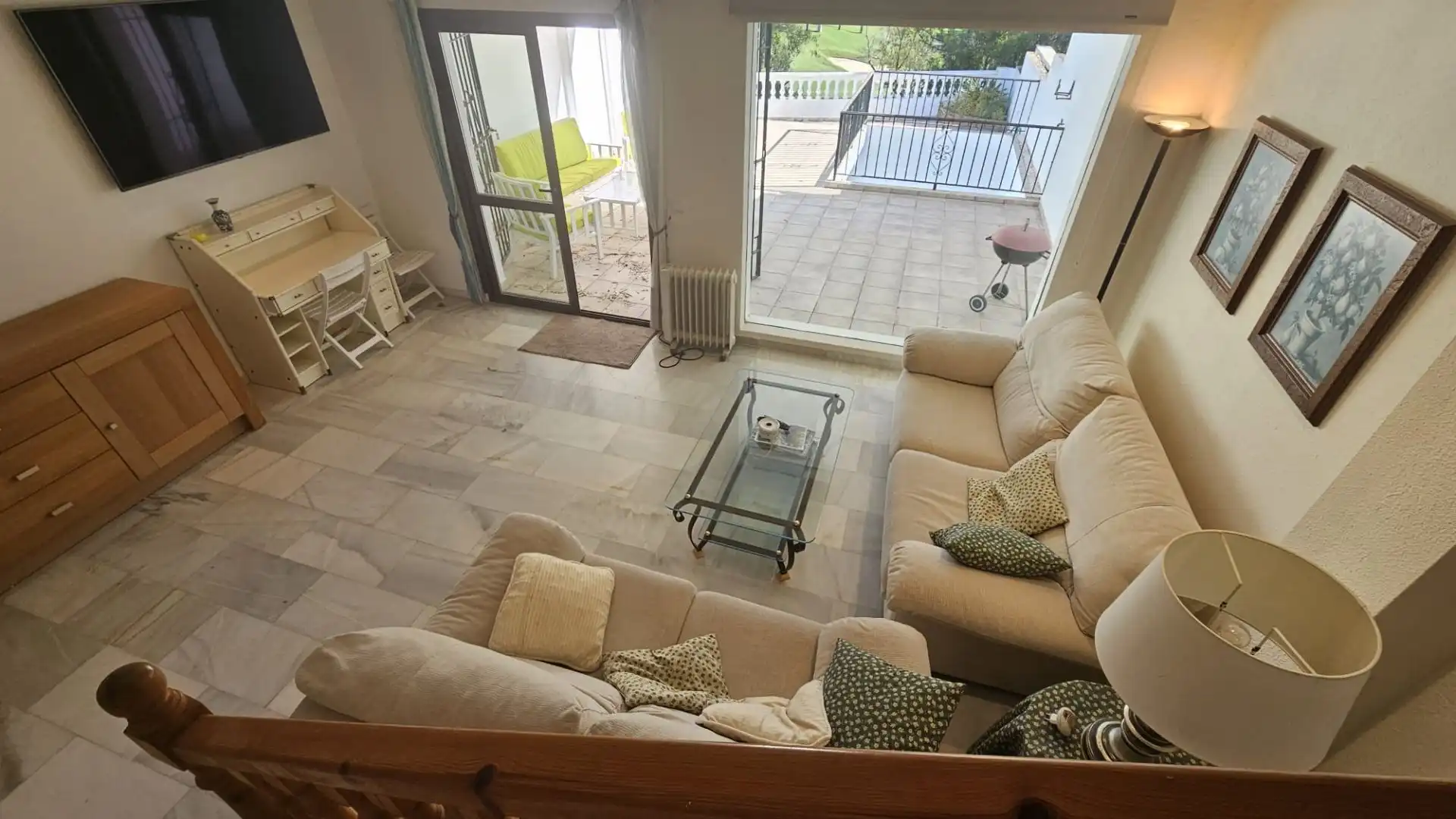 Sala d'estar de Casa adosada en venda en Benalmádena amb Terrassa, Moblat i Piscina comunitària