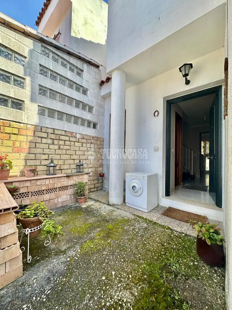 Vista exterior de Casa o xalet en venda en Jerez de la Frontera amb Aire condicionat, Jardí privat i Terrassa