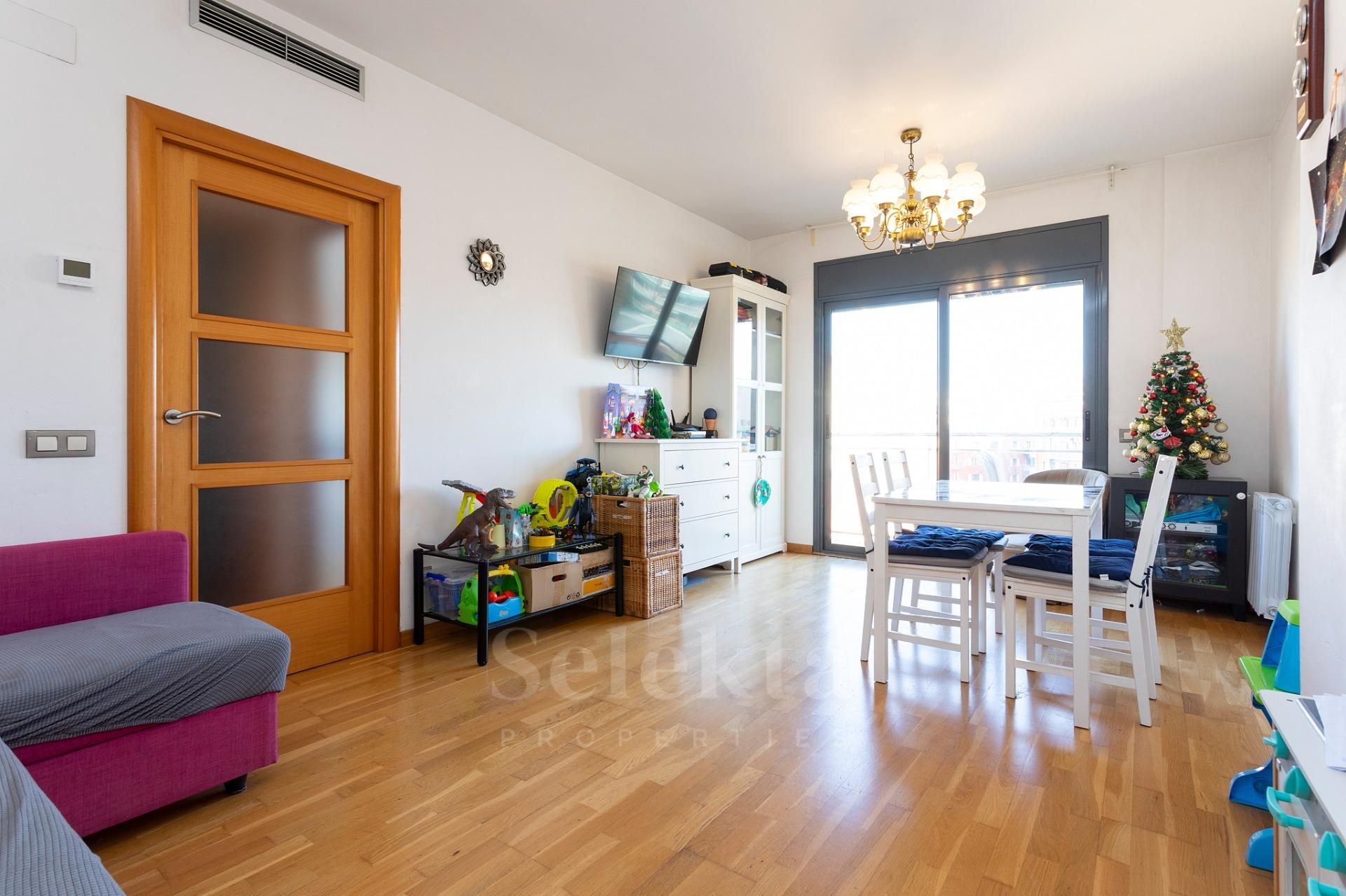 Dining room of Apartment for sale in  Barcelona Capital  with Air Conditioner, Heating and Parquet flooring