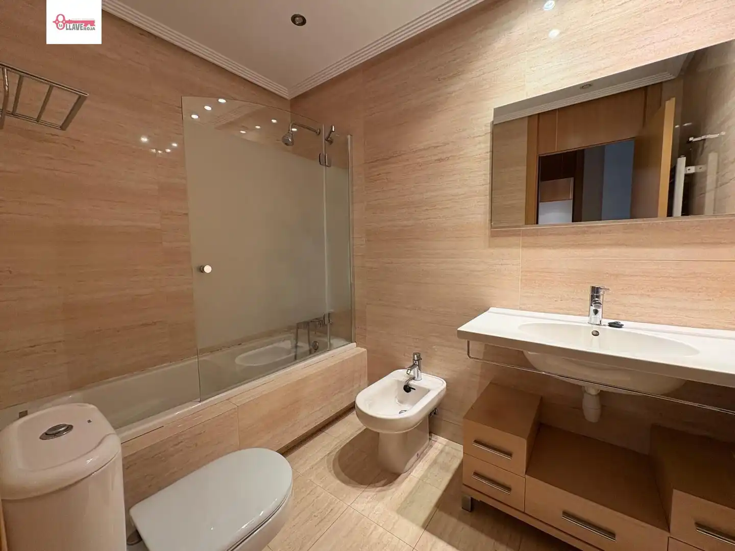 Bany de Apartament en venda en Burgos amb Calefacció, Traster i Piscina comunitària