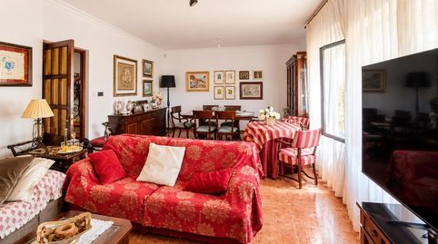 Chalet señorial con amplios espacios y jardín en un entorno tranquilo