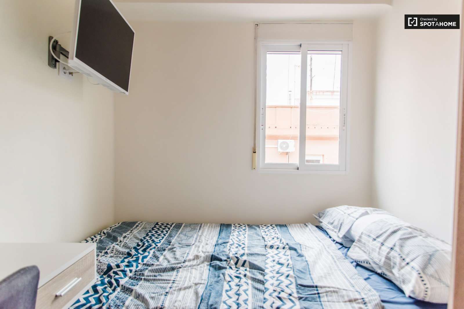 Bedroom of Flat to share in  Valencia Capital  with Air Conditioner and Terrace