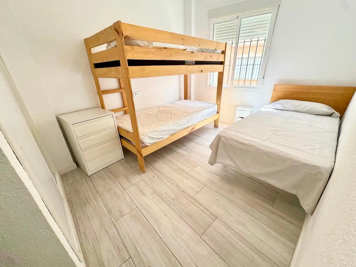 Schlafzimmer von Erdgeschoss zum Verkauf in Punta Umbría mit Klimaanlage, Heizung und Abstellraum