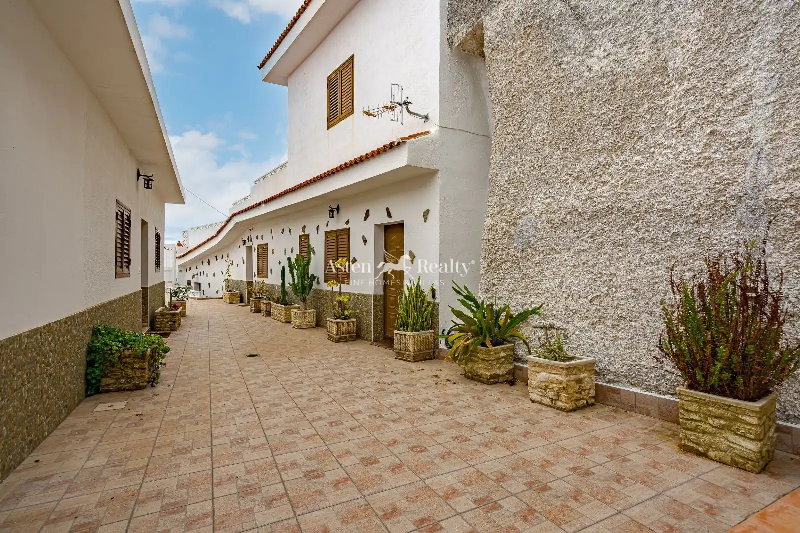 Vista exterior de Casa o xalet en venda en Granadilla de Abona amb Jardí privat, Terrassa i Traster