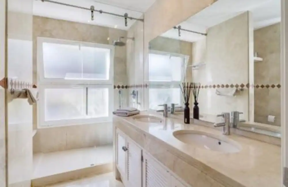 Baño de Casa o chalet de alquiler en Marbella con Aire acondicionado, Jardín privado y Terraza