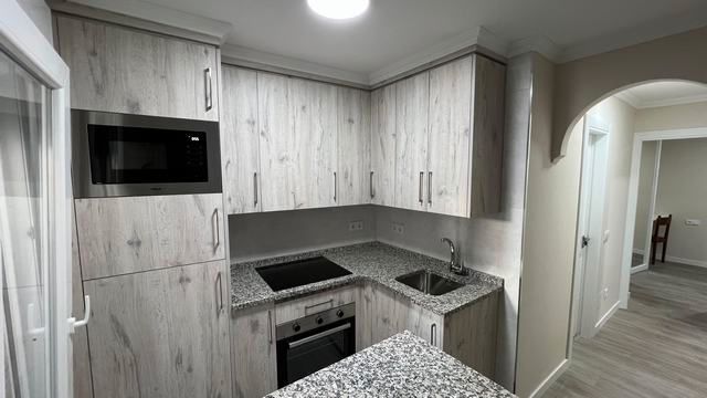 Cuina de Apartament en venda en Santiago de Compostela  amb Terrassa, Moblat i Forn