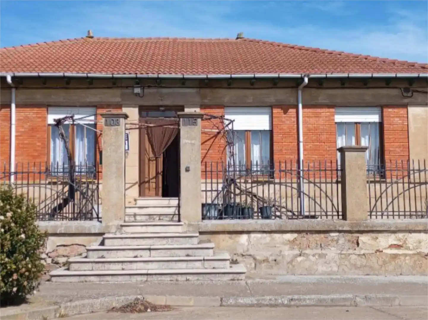 Vista exterior de Casa o xalet en venda en Astorga amb Jardí privat, Traster i Moblat