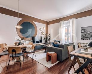 Sala d'estar de Apartament de lloguer en  Madrid Capital amb Aire condicionat, Calefacció i Moblat