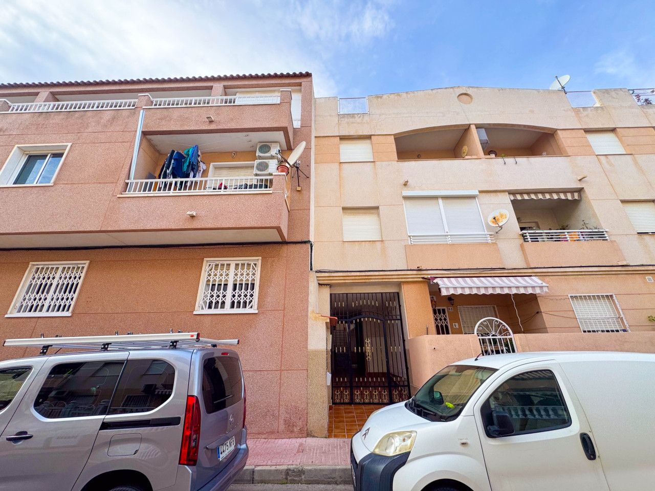 Vista exterior de Ático en venta en Torrevieja con Calefacción, Terraza y Piscina