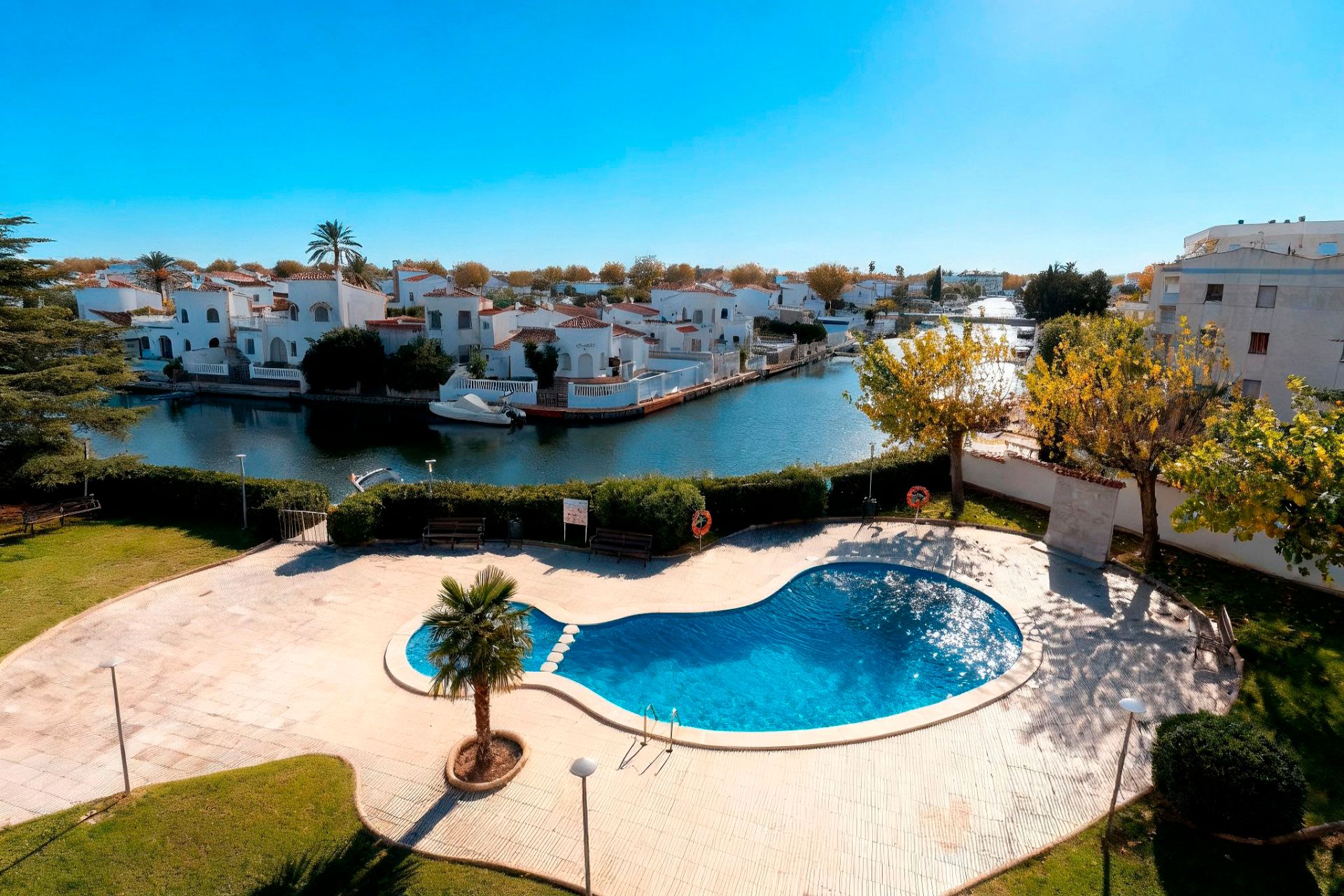 Swimming pool of Flat for sale in Empuriabrava  with Air Conditioner, Heating and Parquet flooring