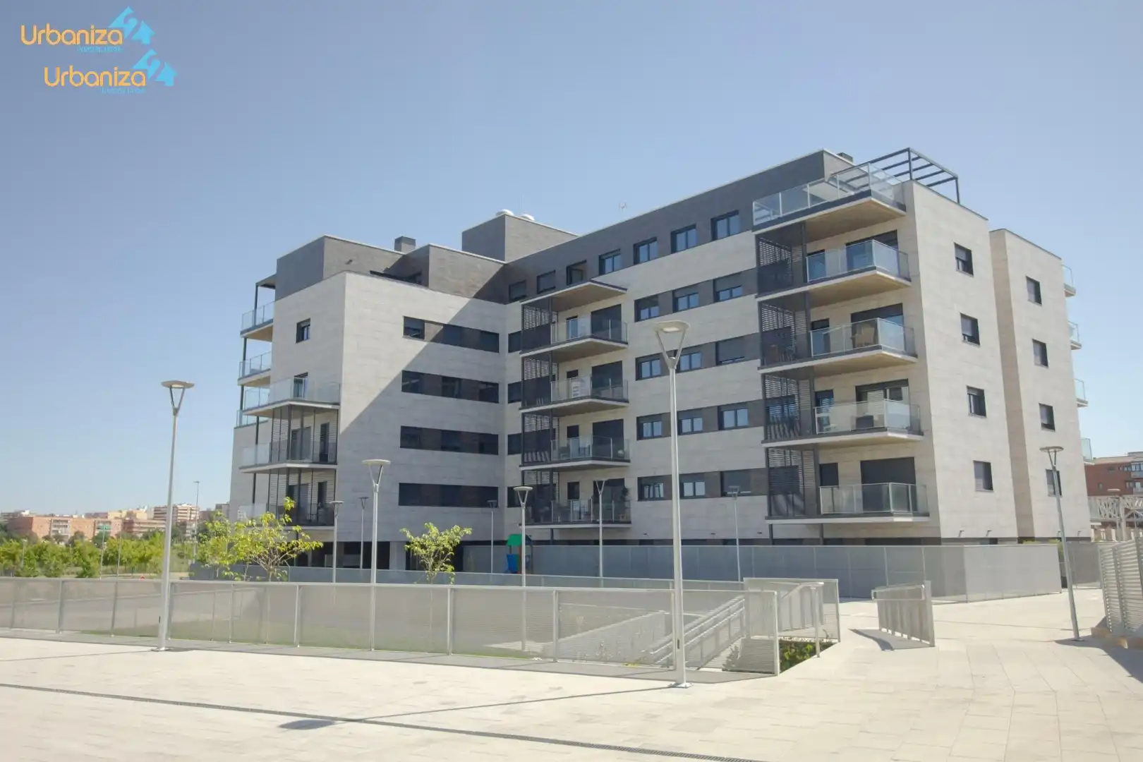 Außenansicht von Wohnung zum Verkauf in Badajoz mit Klimaanlage, Heizung und Privatgarten