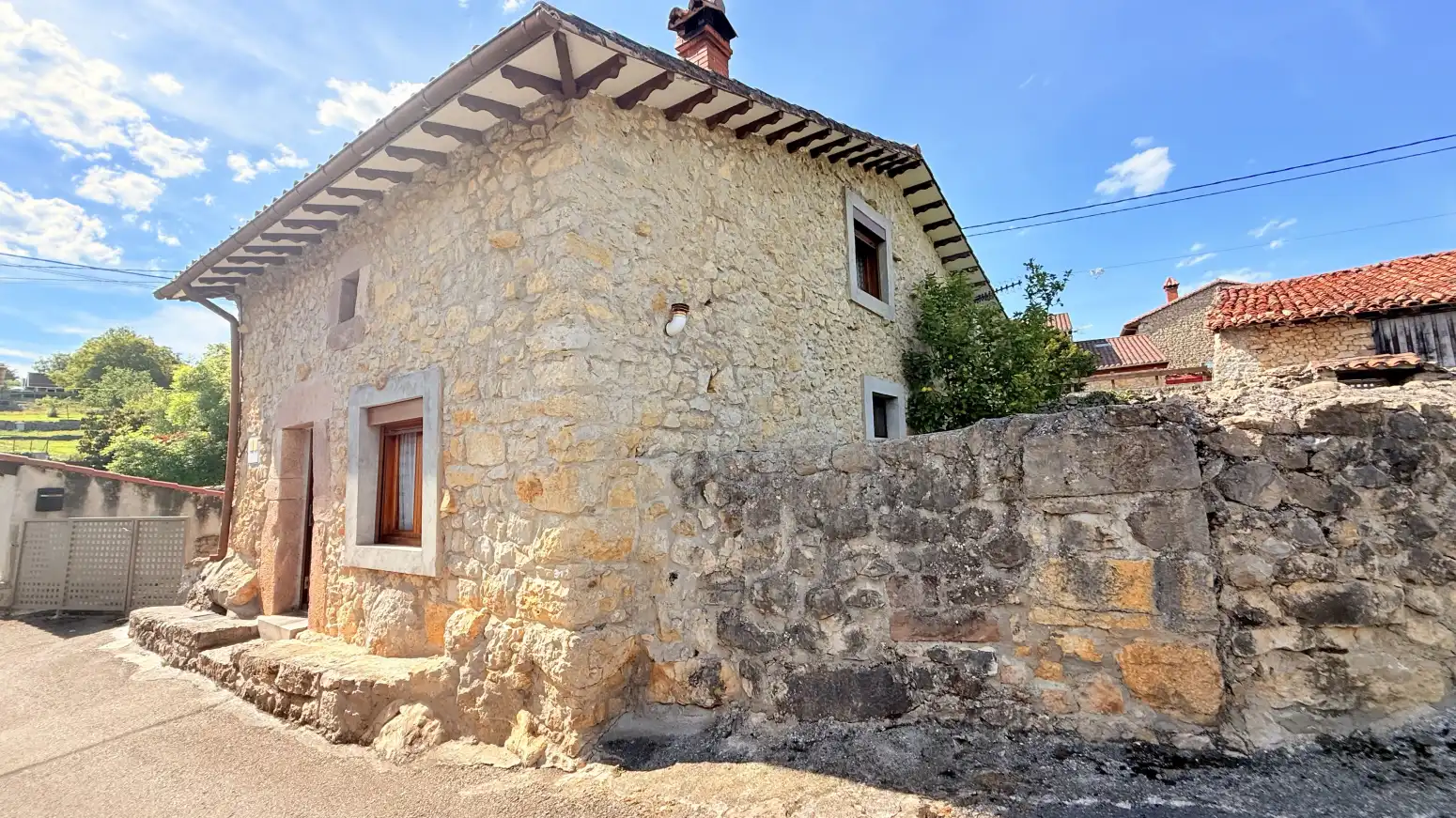 Vista exterior de Casa o xalet en venda en Herrerías amb Jardí privat, Parquet i Traster