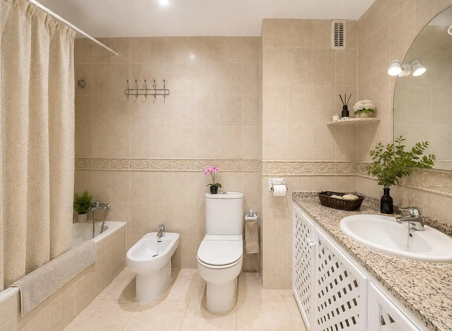 Baño de Piso en venta en Manilva con Terraza, Trastero y Horno