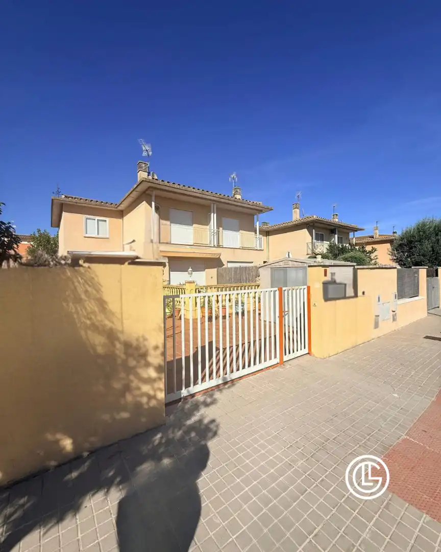 Vista exterior de Casa adosada en venda en Vila-sacra amb Calefacció, Jardí privat i Terrassa