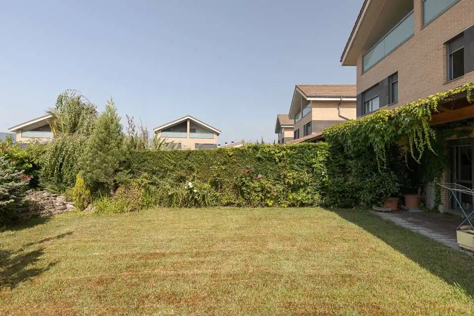 Einfamilien-Reihenhaus zum Verkauf in Iza / Itza mit Heizung, Privatgarten und Terrasse