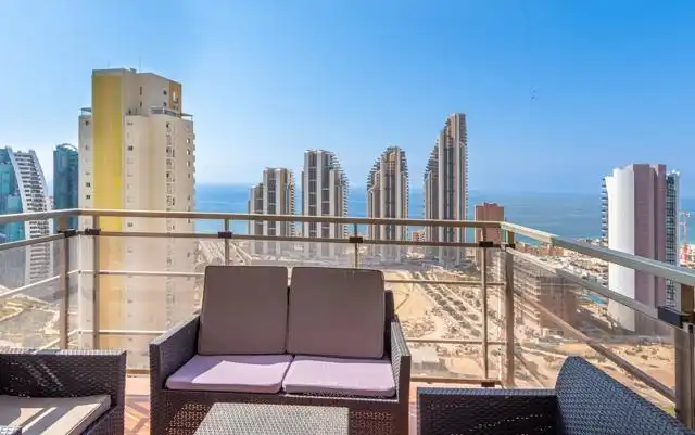 Apartament amb terrassa en venda a Via Parque
