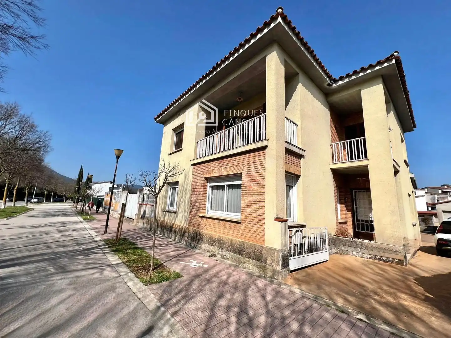 Vista exterior de Casa o xalet en venda en Banyoles amb Calefacció, Terrassa i Traster