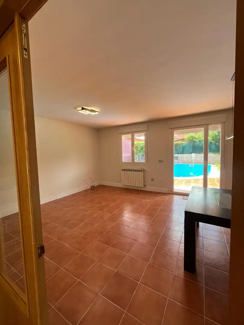 Sala d'estar de Casa o xalet en venda en Renedo de Esgueva amb Calefacció, Jardí privat i Parquet