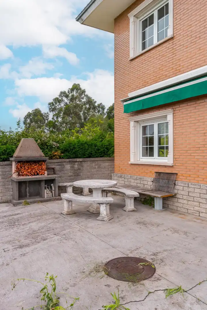 Terrassa de Casa o xalet en venda en Gijón  amb Calefacció, Jardí privat i Traster