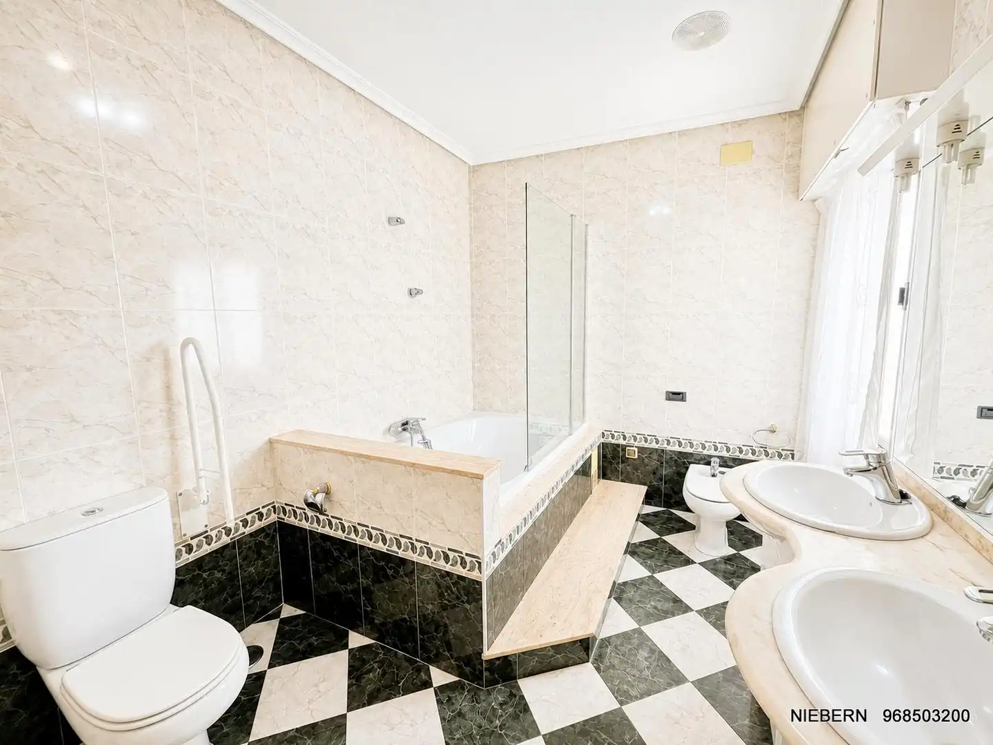 Baño de Piso de alquiler en Cartagena con Aire acondicionado, Amueblado y Horno