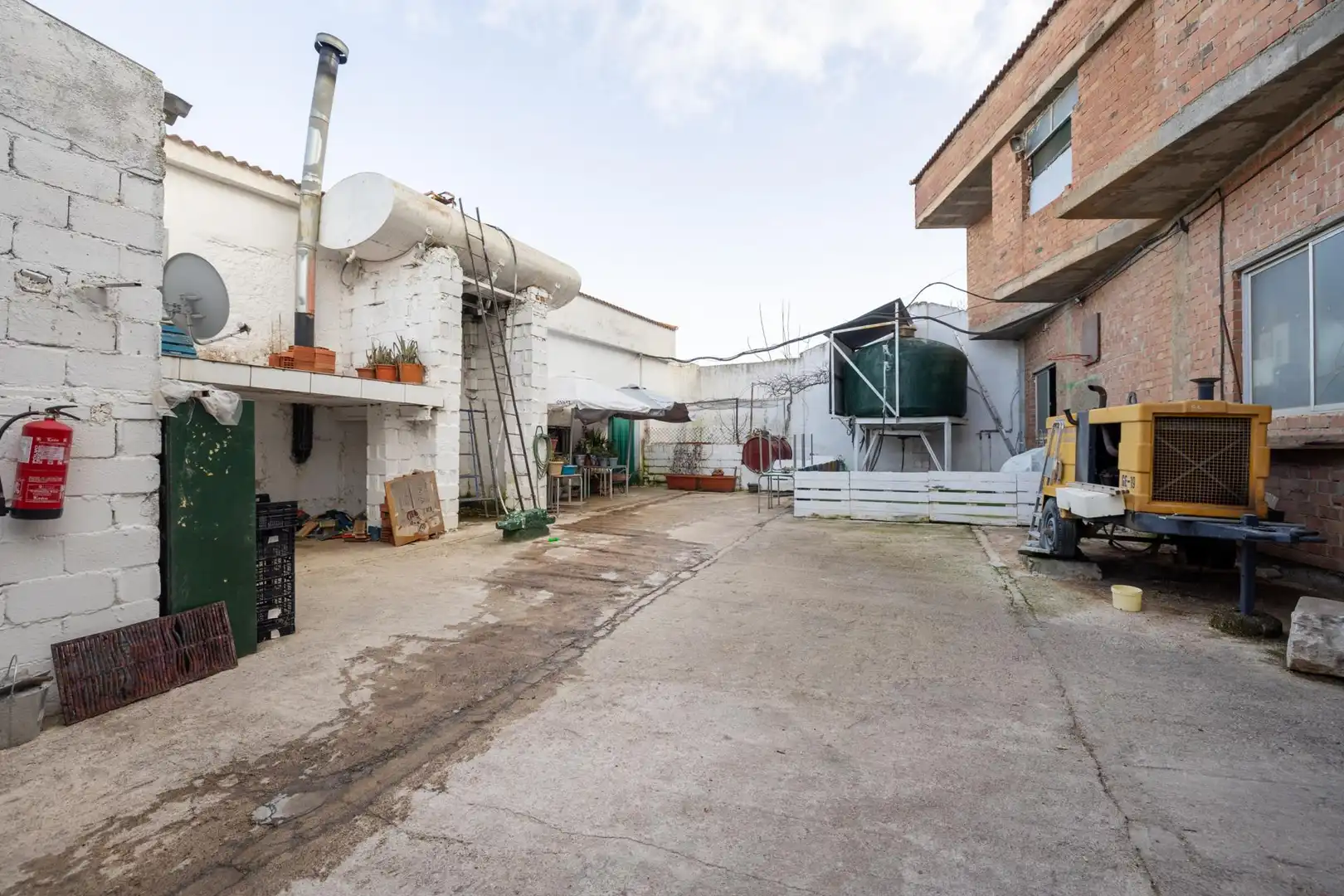 Vista exterior de Local en venta en Huélago