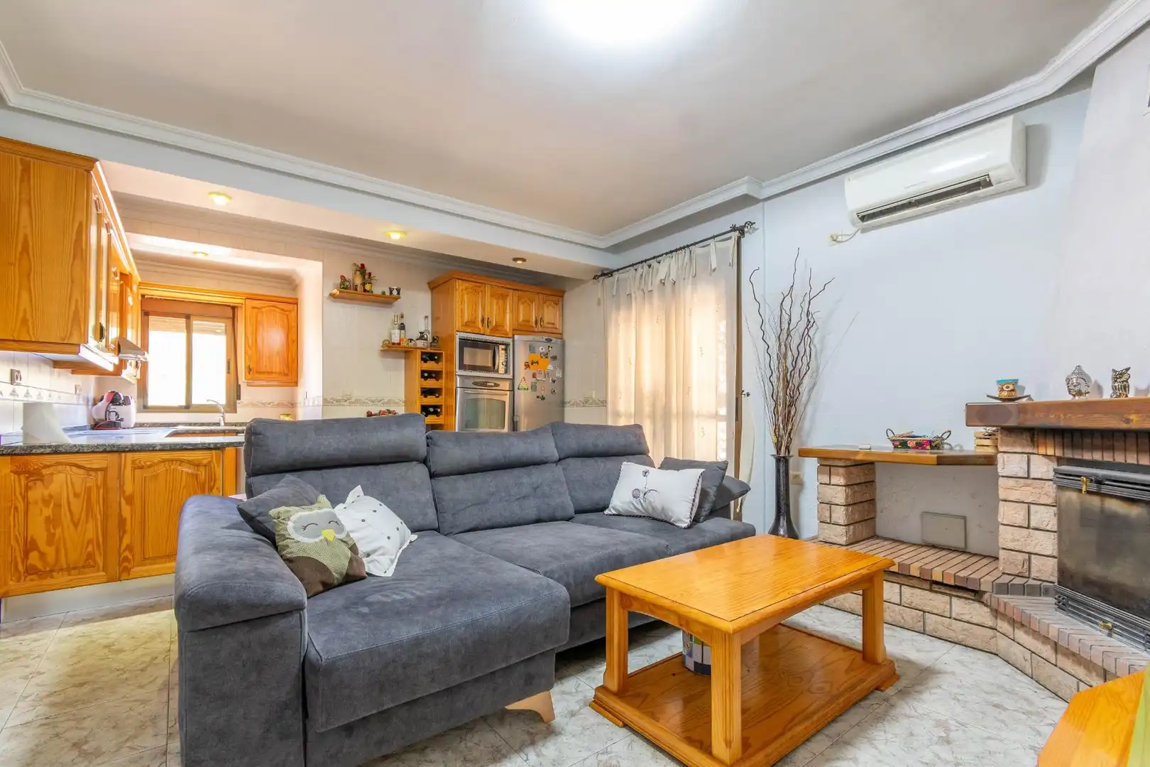 Wohnzimmer von Geschaftsraum zum Verkauf in Almería mit Klimaanlage