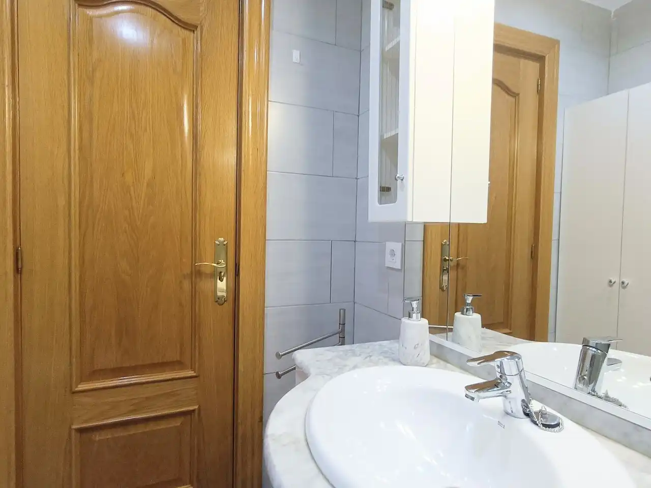 Baño de Piso de alquiler en Madrid con Aire acondicionado, Terraza y Amueblado