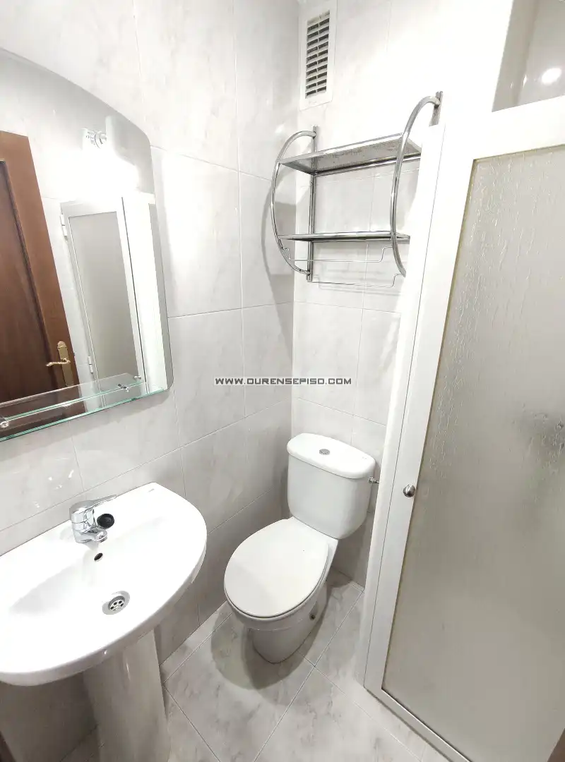 Bathroom of Flat for rent in Ourense Capital   with Heating, Oven and Washing machine